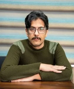 وحید سلطان‌زاده‌ چایکندی  متولد 1364 تبریز از سال۱۳۸۰ با شرکت در جلسات شعر سازمان دانش آموزی وارد وادی ادبیات شده است در دوسالانه ی جایزه غزل در بخش اصلی تک اثر ترکی نفر اول این جایزه انتخاب شده است